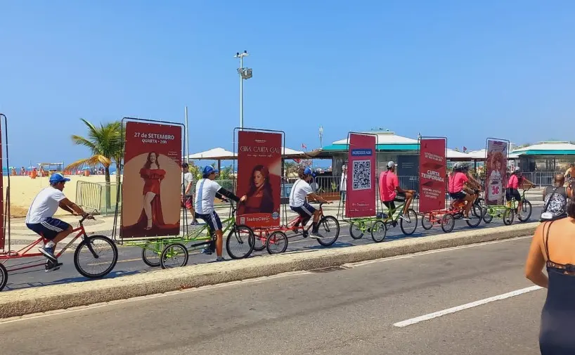 Bikedoor com painéis publicitários na ciclovia de Copacabana
