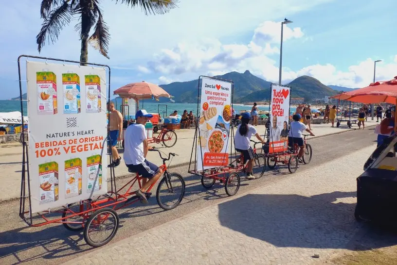 Bicicletas publicitárias na orla de Niterói