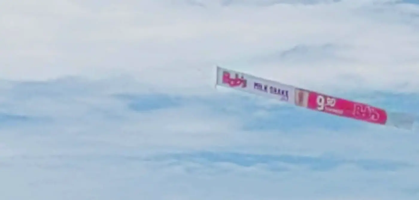 Faixa aérea do Bob’s Milk Shake rebocada por avião no céu do Rio de Janeiro